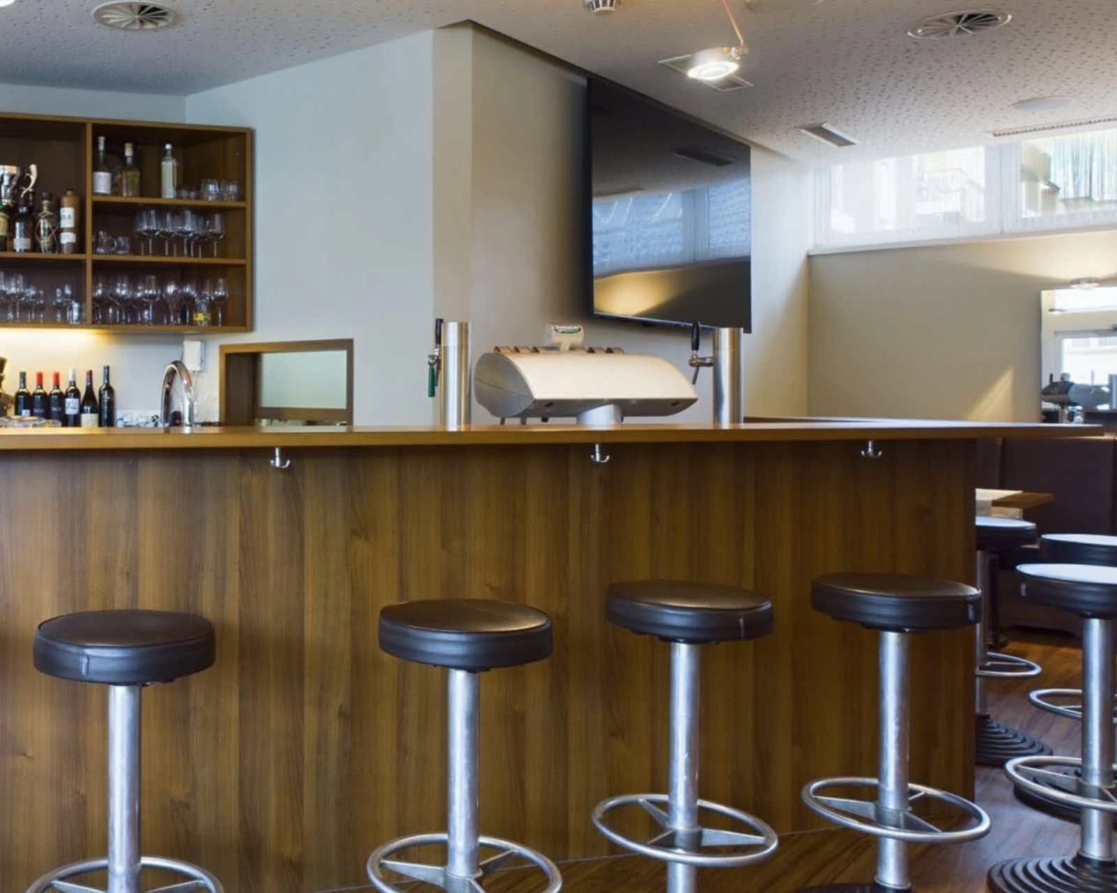 Bar und Sitzbereich im Cafe Reichl